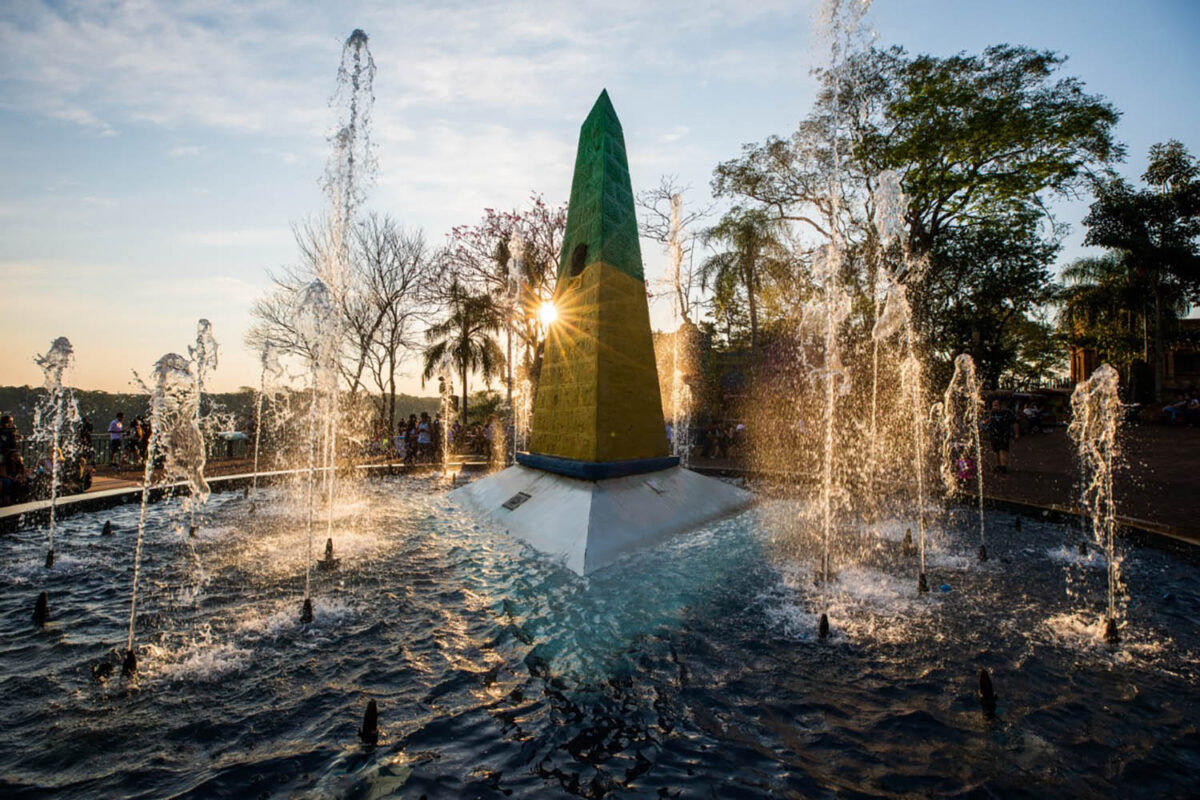 Obelisco brasileiro, fixado há mais de 100 anos - Foto:Divulgação