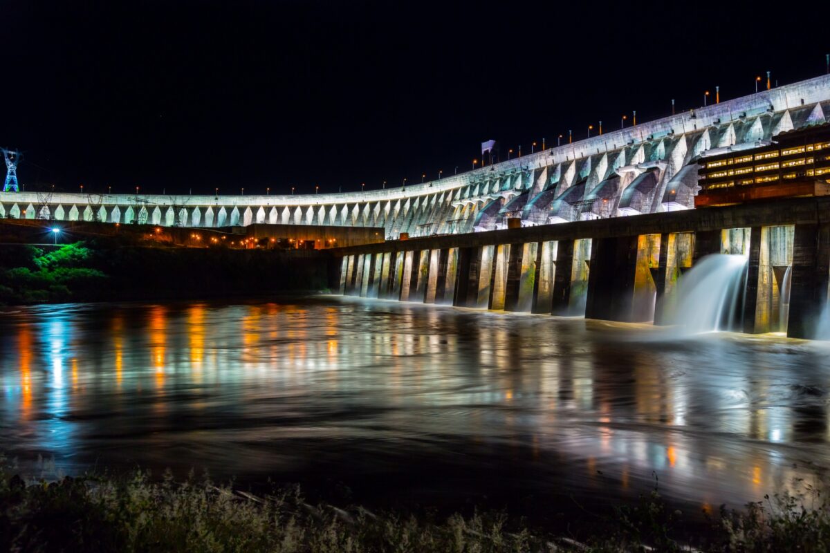 Luzes noturnas na barragem